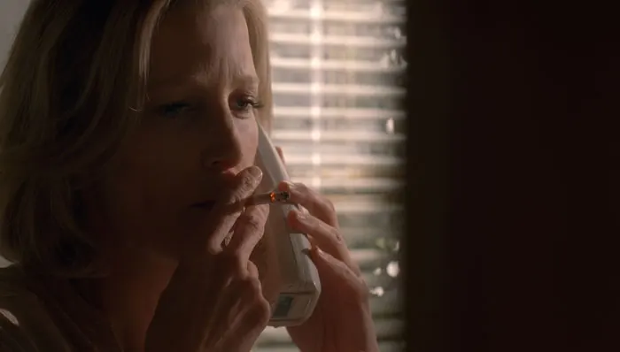 『ブレイキング・バッド』で、マリーから電話を受けるスカイラー