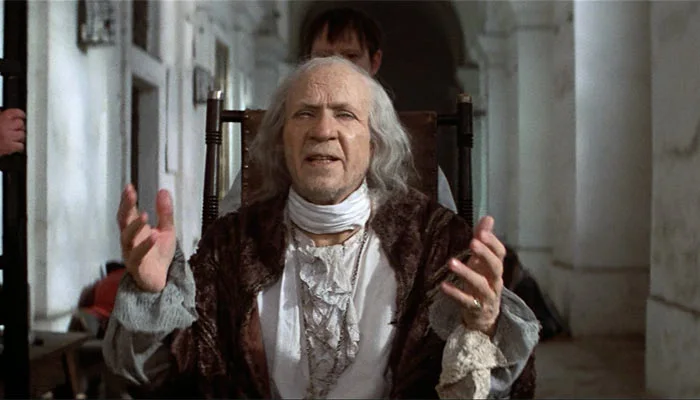 映画『アマデウス』で、老人サリエリが精神病院の廊下を車椅子を押されて移動