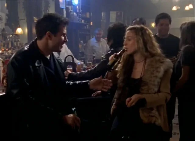 『セックス・アンド・ザ・シティ』で、キャリーがビールジョッキを男に渡す