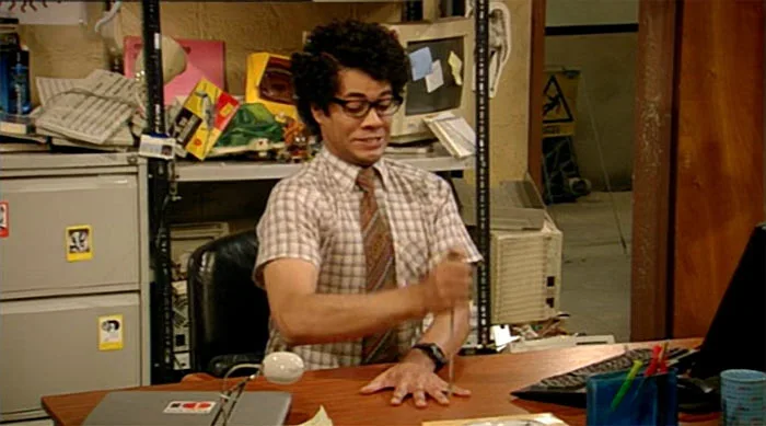 『ハイっ、こちらIT課!』で、モスが広げた指の間をアイスピックで突く遊びをする