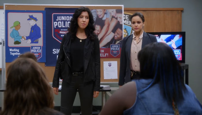 『ブルックリン・ナイン-ナイン』で、ローザは子供の講師をする