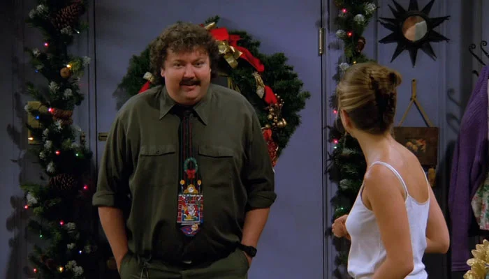 『フレンズ』で、パーティーに来たマンションの施設管理者に話しかけるレイチェル