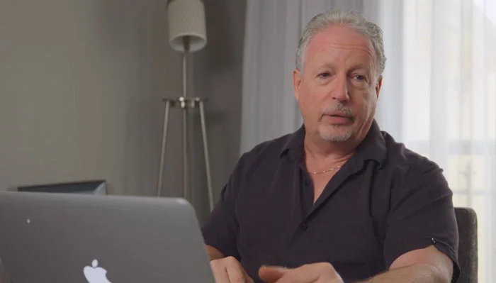 『ジェフリー・エプスタイン: 権力と背徳の億万長者』で、おじさんが自分のfrench（下品な言葉遣い）を謝る