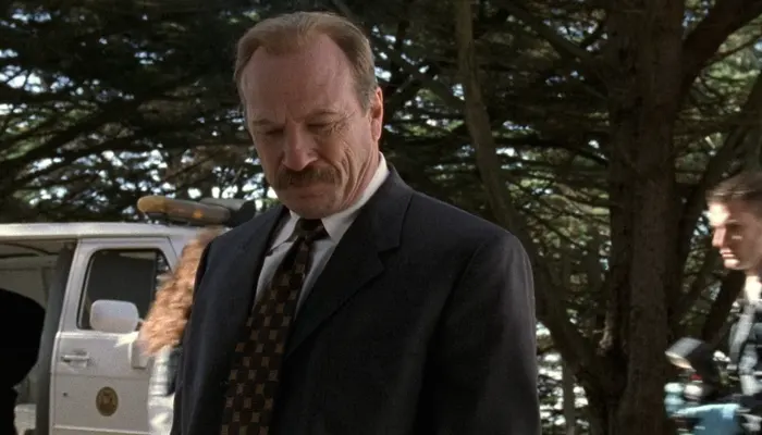 『名探偵モンク』で殺人現場を捜査する警部