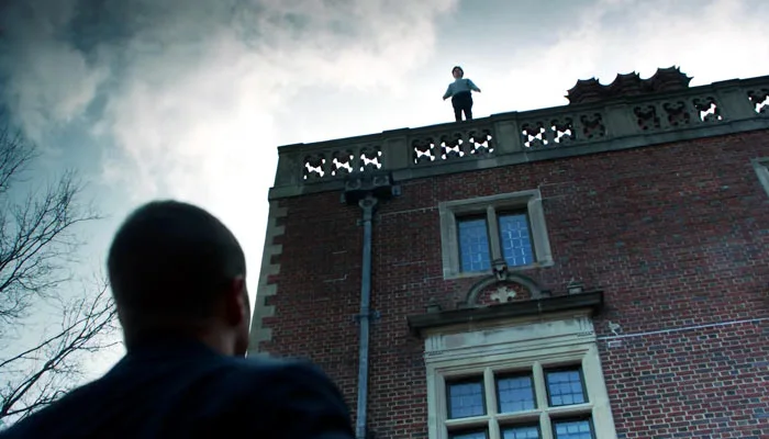 『GOTHAM/ゴッサム』で、執事アルフレッドはブルースを館の屋根に見つける