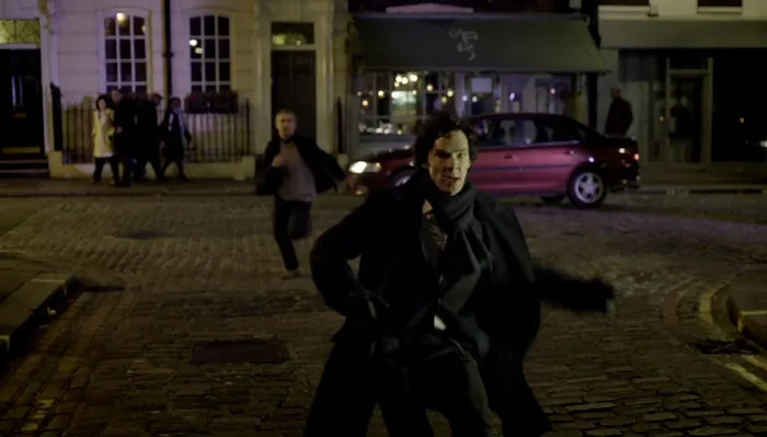 『SHERLOCK（シャーロック）』で、ホームズを追いかけるワトソン