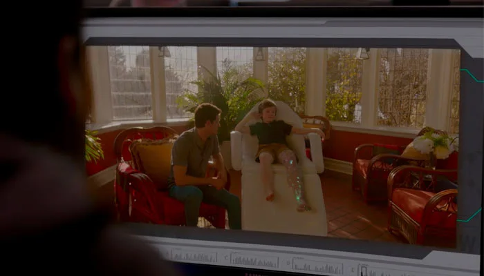 『アップロード』で、少年が女性から元の姿に戻る