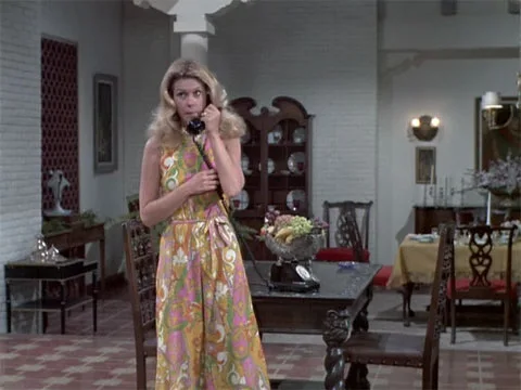 『奥さまは魔女』で、サマンサが黒電話で話す