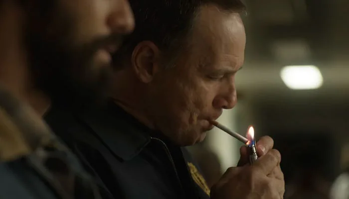 『THIS IS US 36歳、これから』で、病院で新生児を見守るジャックと喫煙男