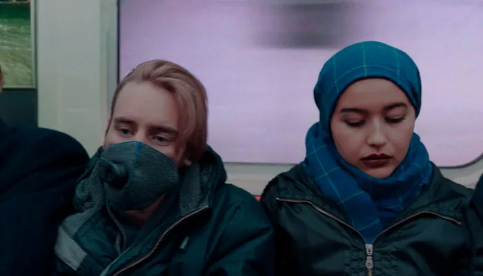 『アップロード』で、地下鉄でマスクする乗客