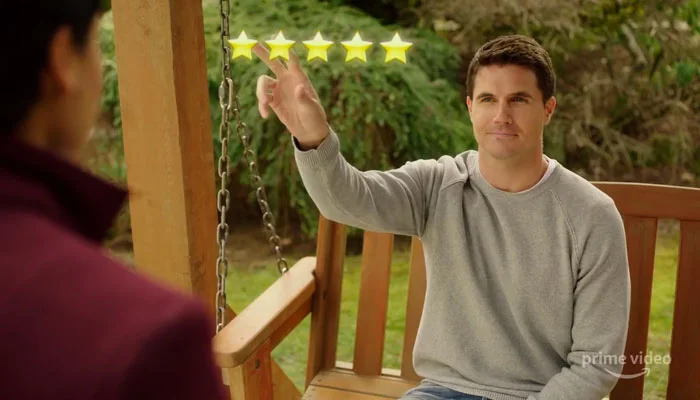 『アップロード ～デジタルなあの世へようこそ～ 』で、サービスを５つ星で評価するネイサン