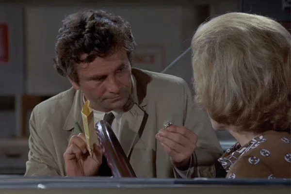 『刑事コロンボ』で、証拠の指輪を容疑者に突きつけるコロンボ