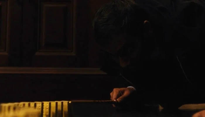 『マスター・オブ・ゼロ』で、ドミノを倒そうとするデフ