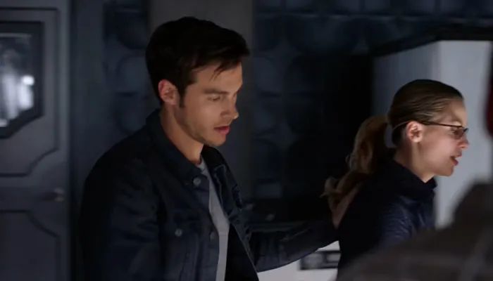 『スーパーガール』で、カラを元居たの場所に戻す