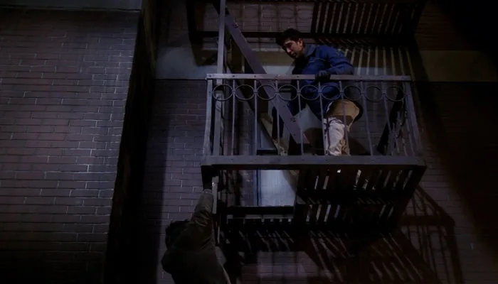 『フレンズ』で、ロスとジョーイはビルの緊急避難用ハシゴで脱出を試みる