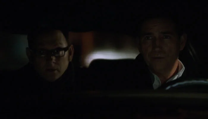 『PERSON of INTEREST 犯罪予知ユニット』で、フィンチはジョンに現場を任せ見張りの車を後にする