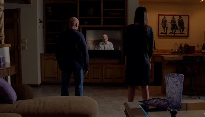 『ブレイキング・バッド』で、ウォルターはハンク夫妻を脅迫するビデオを作る