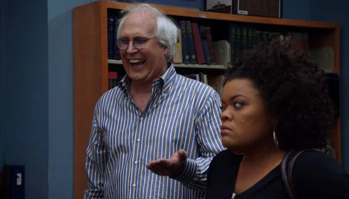 『コミ・カレ!!』で、ピアースはシャーリーに対し差別的な発言をし怒らせる