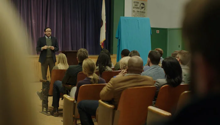 『ビッグ・リトル・ライズ』で、チャリティーオークションの司会者がジョークを飛ばす