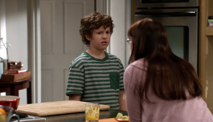 『モダン・ファミリー』で、ルークがダンボールのアメを食べたと知ってバカにするアレックス