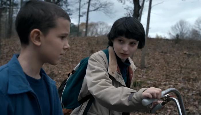 『ストレンジャー・シングス』で、マイクとエルが歩きながら話す