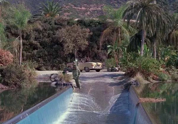 海外ドラマ『特攻野郎Aチーム』で、ハンニバル大佐はリンチから逃げるため、割った海の水をもとに戻す