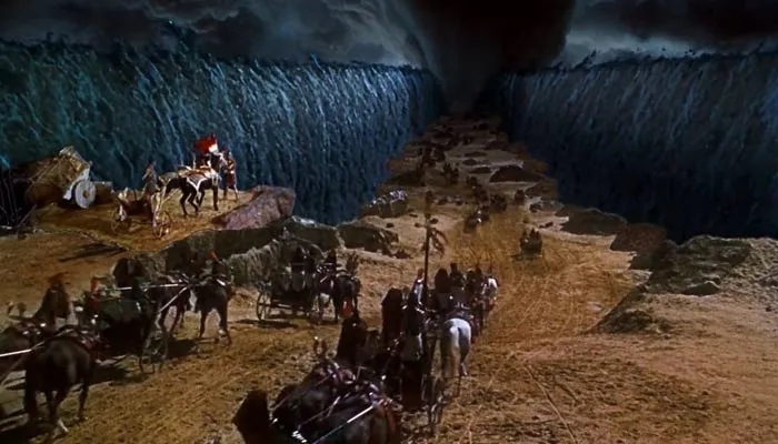 映画『十戒』で、エジプトのファラオ軍から逃げるモーセが紅海を割って脱出