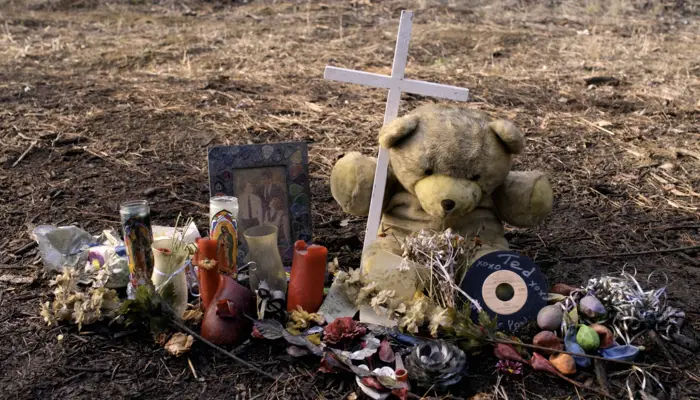 『Dead to Me（デッド・トゥ・ミー ～さようならの裏に～）』で、ジェンとジュディが交通事故の献花・慰霊碑について話す