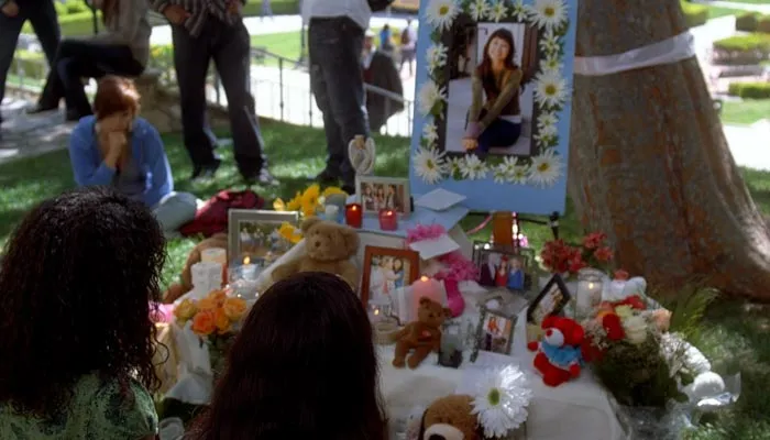 『メンタリスト』で、キャンパス内の殺害被害者の祭壇