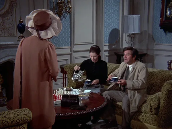 『刑事コロンボ』で、遺族母妹からお茶を振る舞われるコロンボ刑事