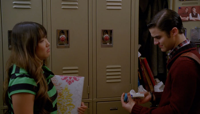『glee/グリー』で、ティナはブレインにヴェポラッブを渡す