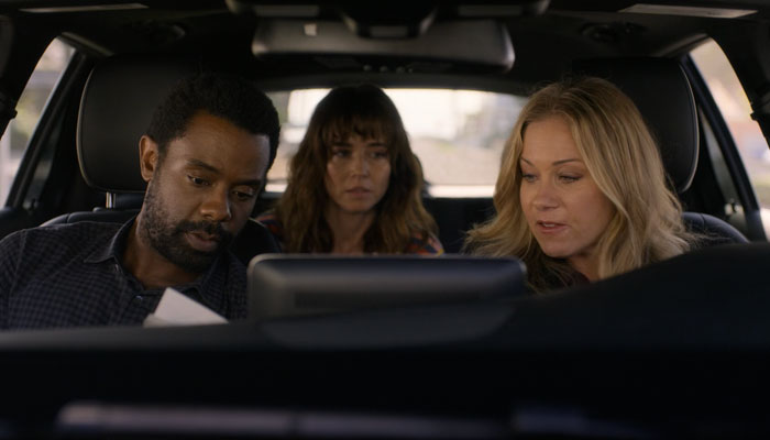 『Dead to Me（デッド・トゥ・ミー ～さようならの裏に～）』で、夫のひき逃げ犯を探すジェンとジュディ