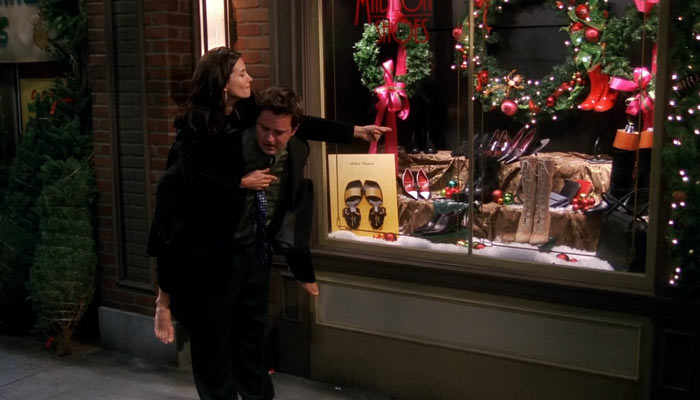 『フレンズ』で、モニカをおんぶするチャンドラー