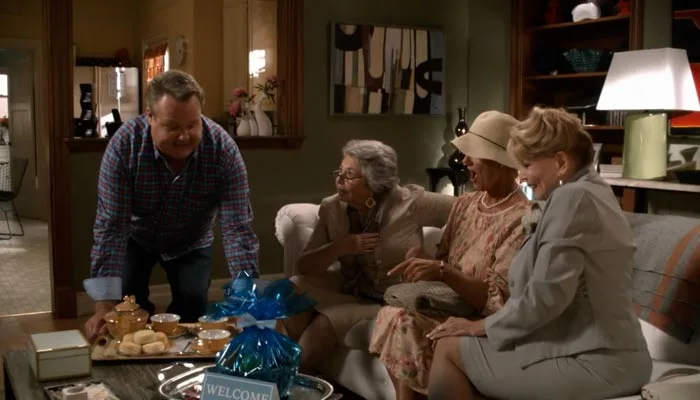 『モダン・ファミリー』で、キャメロンはお婆ちゃん達とお茶会をする