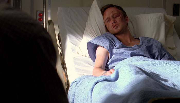 『ブレイキング・バッド』で、入院中のジェシーをウォルターは見舞い、一緒に働こうと誘う