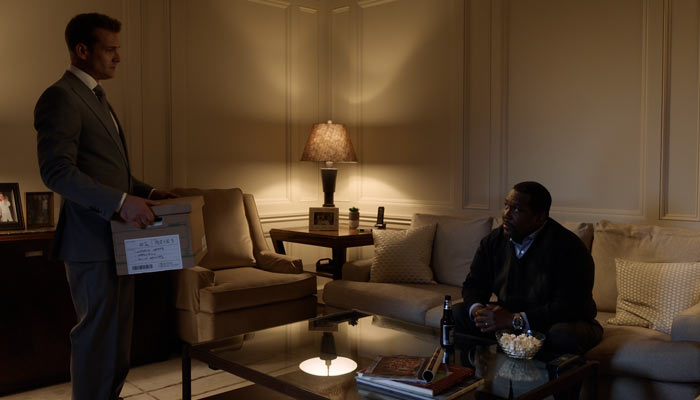 『SUITS/スーツ』で、ハーヴィーは男の家に侵入する