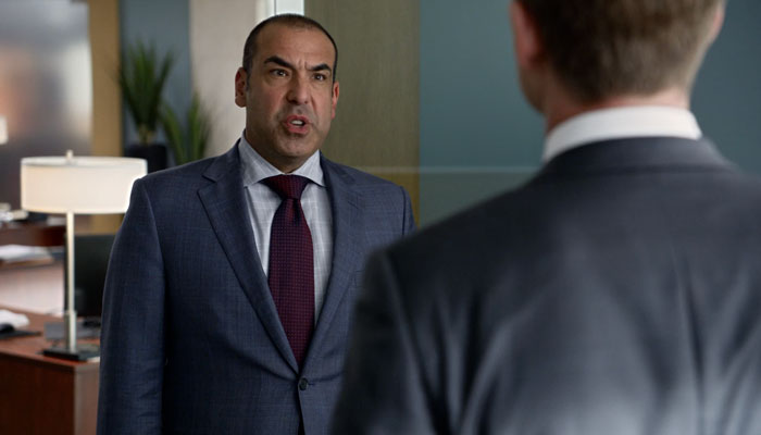 『SUITS/スーツ』で、ルイスはマイクが自身を過大評価していることを指摘