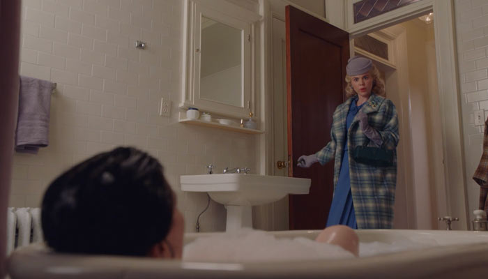 『マーベラス・ミセス・メイゼル』で、留守番のアレックスが入浴してるとミッジの友達が入ってくる