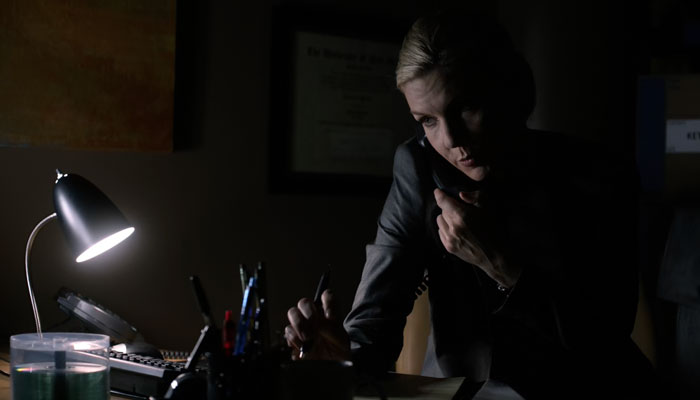 『ベター・コール・ソウル』で、キムは外部弁護士事務所と共同で仕事をする条件を調べる