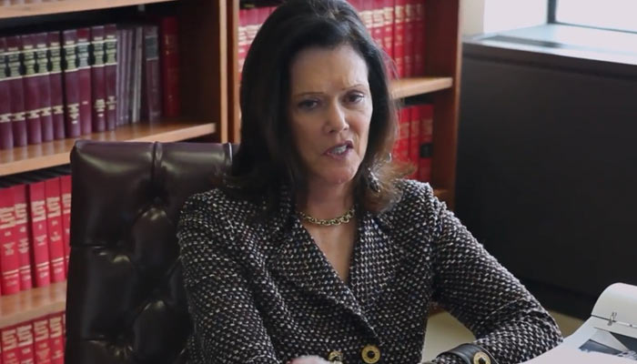 『殺人者への道』で、弁護士キャスリーン・ゼルナーが無料（pro bono）で裁判を引き受ける