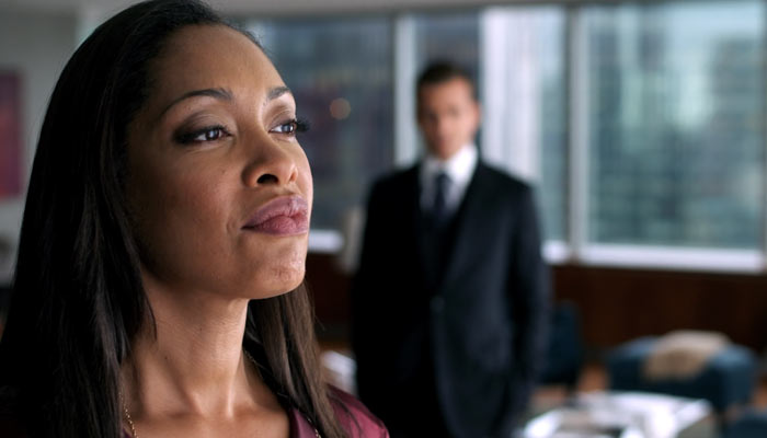 『SUITS/スーツ』で、ジェシカはハーヴィーに昇進の条件として一案件を命じる