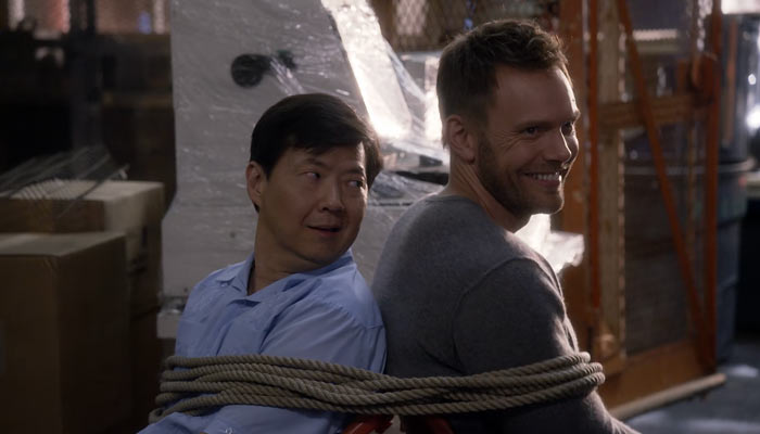 『コミ・カレ!!』で、ジェフとチャンは縄で縛られる