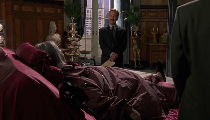 『名探偵モンク』で、警部は寝たきりの容疑者を逮捕に来る