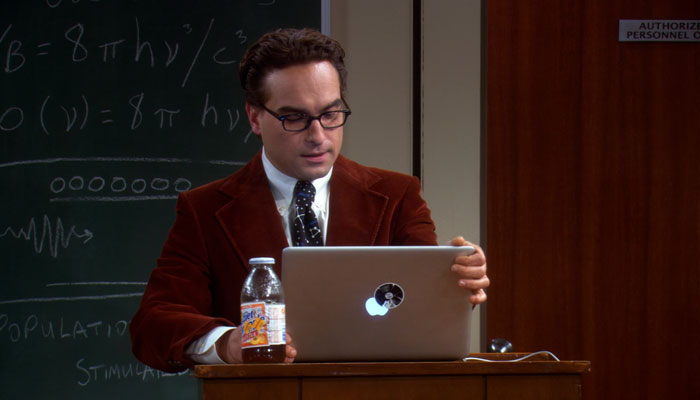 『ビッグバン★セオリー』で、レナードがマックブックで講義を行う