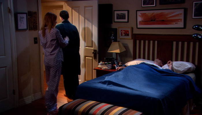 『ビッグバン★セオリー』で、シェルドンはレナードにルームメイト協定のゴジラ条項の遂行を求める