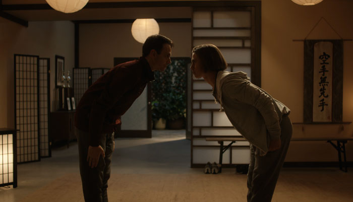 『コブラ会』で、目をそらさない変なお辞儀