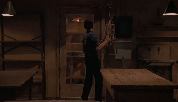 『ベスト・キッド３』で、引っ越しの際に竹製のチャイムを取り外すダニエル