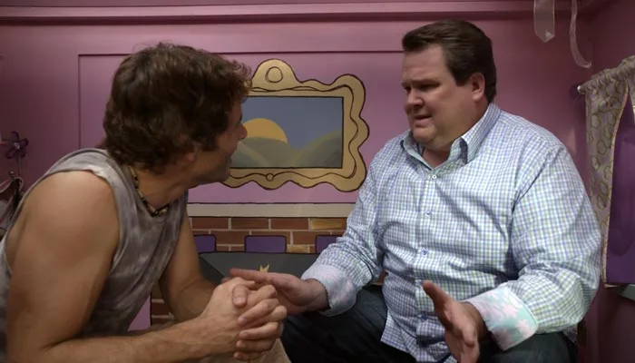 『モダン・ファミリー』で、ホームレスを認めない友人にキャメロンが出ていけと最後通牒