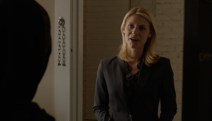 『HOMELAND』で、キャリーは犯人探しにイスラム教の導師を訪れる