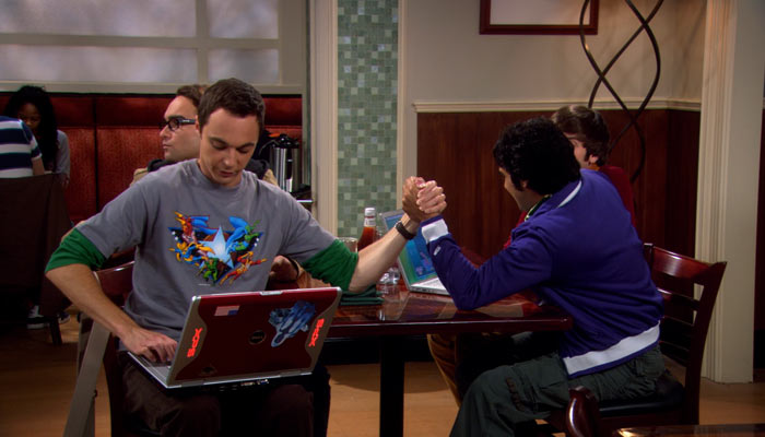 『ビッグバン★セオリー』で、シェルドンとラジがテトリスと腕相撲で勝負